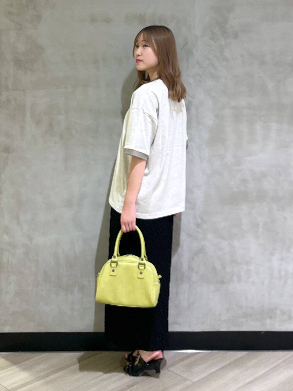 「Tシャツ、PBLIM、韓国系、着痩せ、差し色コーデ、PAGEBOY、ブルベ冬_PAGEBOY、スカート、夏コーデ、デートコーデ、大人カジュアル」｜「PAGEBOYのクロスバックルミュール（サンダル、ブラック系）」を使った、まなさん（レディース・162cm）の夏コーディネートの6枚目の写真