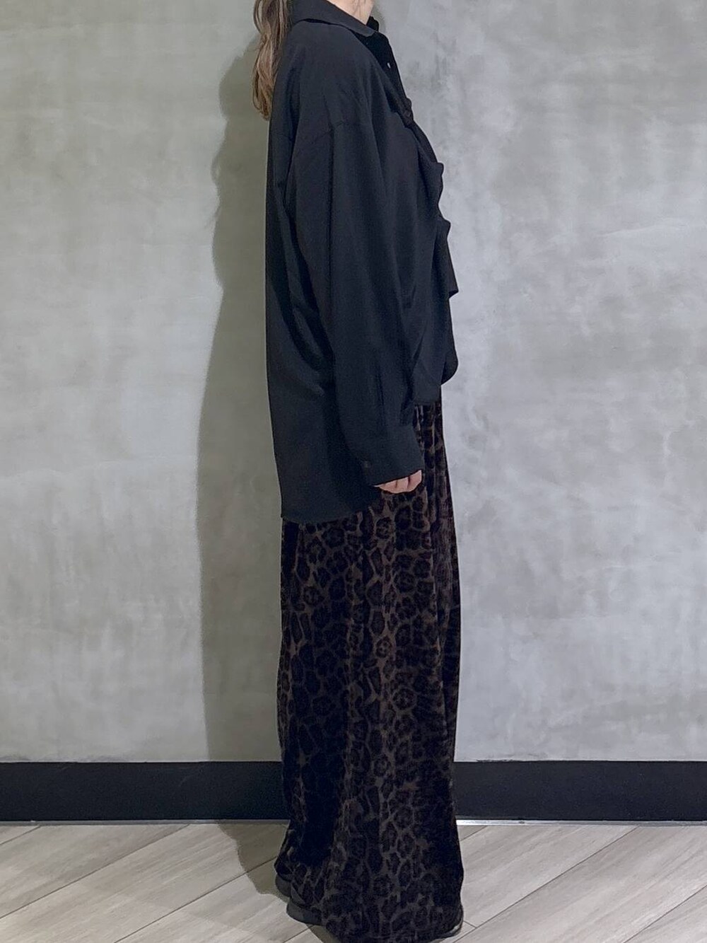 その他のその他パンツ、ブラック系のシャツ/ブラウス、ブラック系のローファーを着用したレディースの夏コーディネートの6枚目の写真