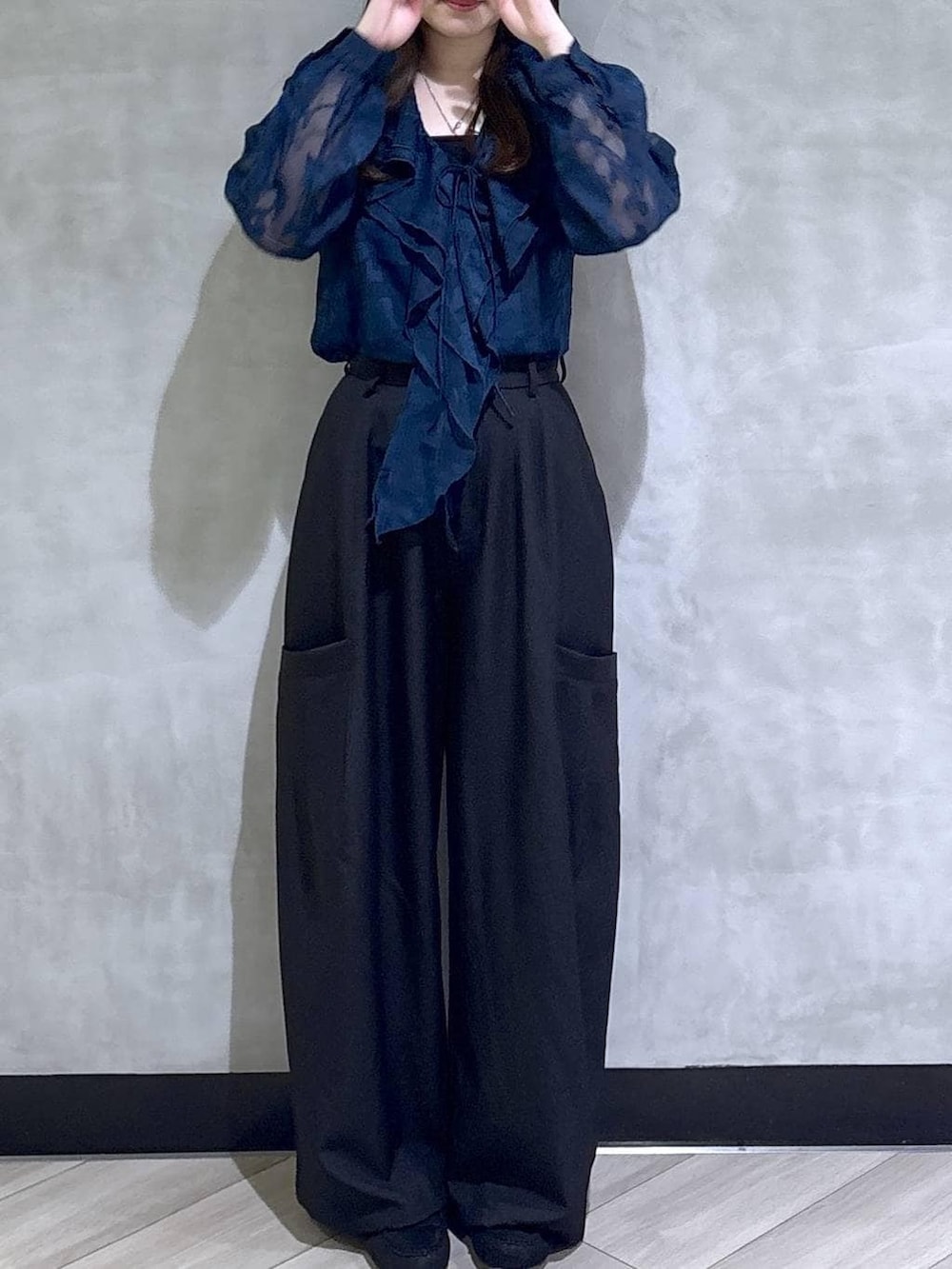 ブラック系のモカシン/デッキシューズ、ブルー系のシャツ/ブラウス、ブラック系のその他パンツを着用したレディースの春コーディネートの2枚目の写真