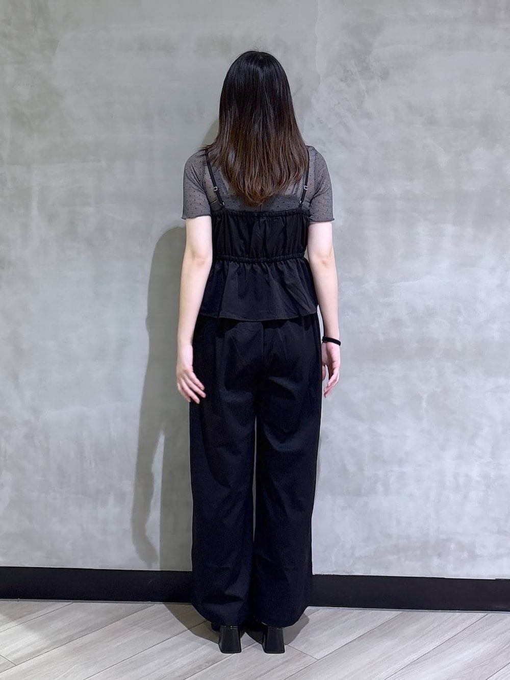 ブラック系のサロペット/オーバーオール、その他のTシャツ/カットソー、ブラック系のサンダルを着用したレディースの夏コーディネートの5枚目の写真