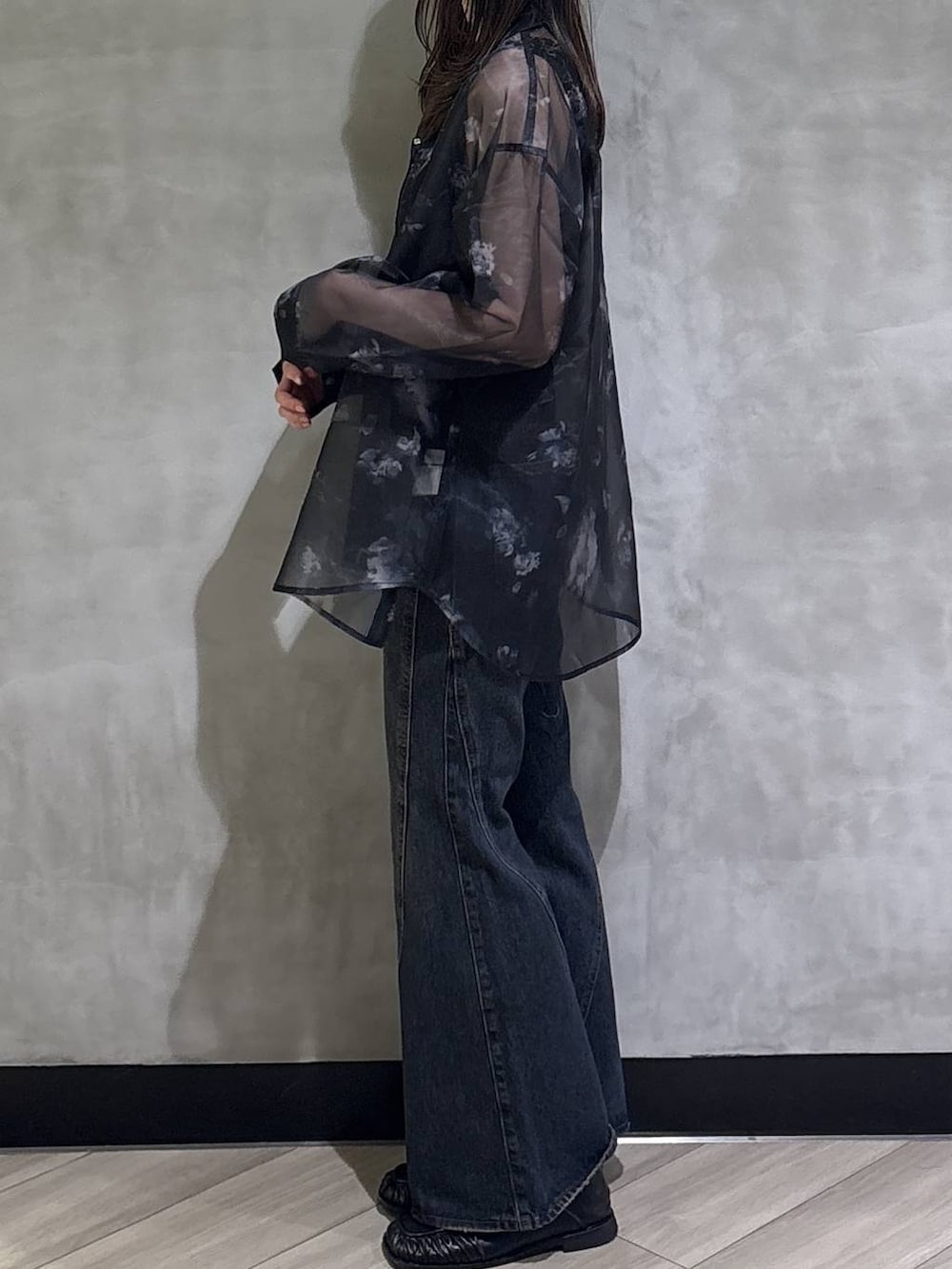 ブラック系のシャツ/ブラウス、ブルー系のデニムパンツ、ブラック系のタンクトップを着用したレディースの夏コーディネートの4枚目の写真