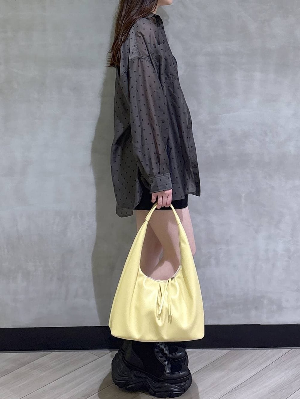 ブラック系のブーツ、ブラック系のスラックス、その他のシャツ/ブラウスを着用したレディースの春コーディネートの7枚目の写真