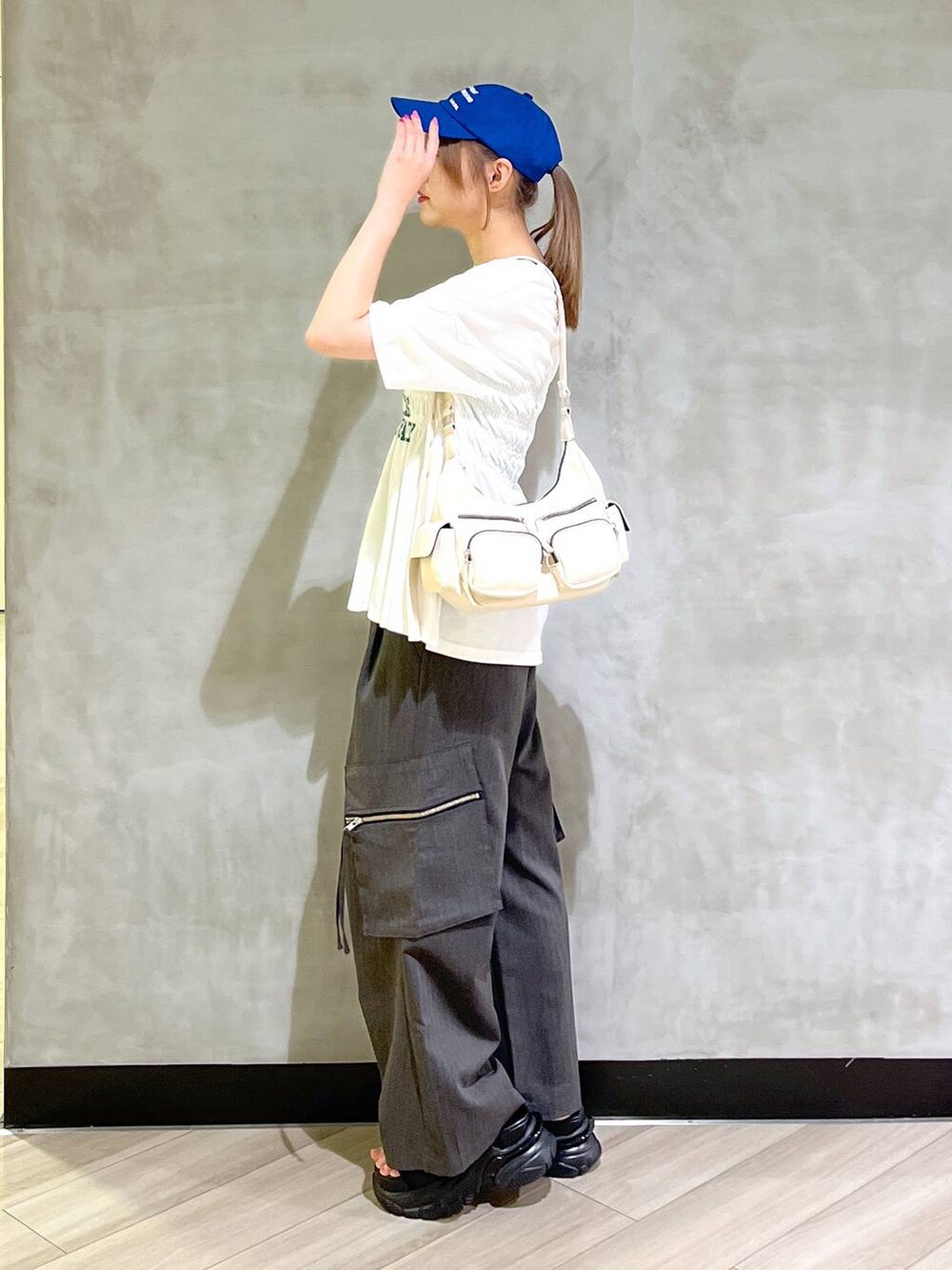 「韓国系、着痩せ、差し色コーデ、PAGEBOY、夏コーデ、ブルベ冬_PAGEBOY、楽ちんコーデ、カジュアル、Tシャツ」｜「PAGEBOYのTRカーゴスラックス（カーゴパンツ、グレー系）」を使った、まなさん（レディース・162cm）の夏コーディネートの4枚目の写真