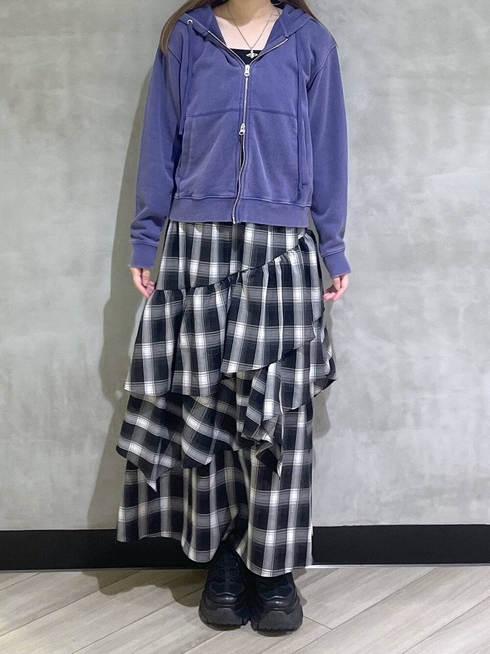 ブラック系のブーツ、ブルー系のパーカーを着用したレディースの秋コーディネートの2枚目の写真