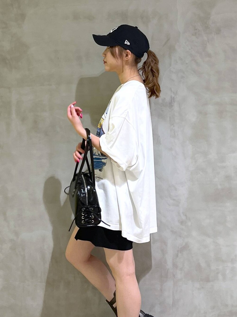 その他のサンダル、ブラック系のショルダーバッグ、ブラック系のその他パンツを着用したレディースの夏コーディネートの4枚目の写真