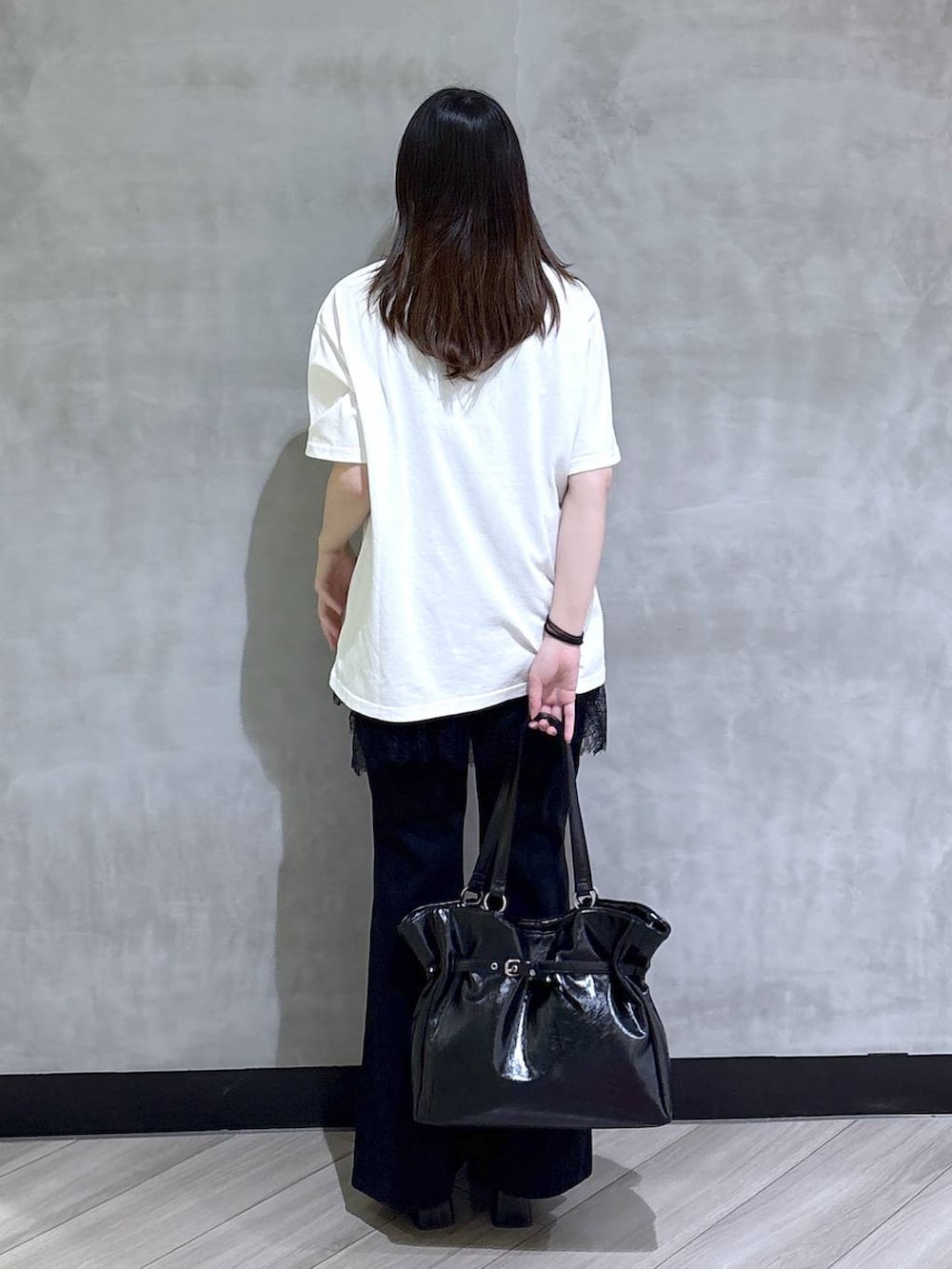 ブラック系のキャミソール、ホワイト系のTシャツ/カットソー、ブラック系のデニムパンツを着用したレディースの夏コーディネートの5枚目の写真