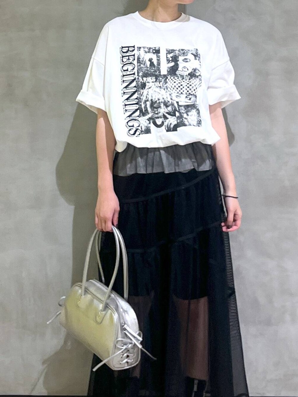 ブラック系のサンダル、シルバー系のショルダーバッグ、ホワイト系のTシャツ/カットソーを着用したレディースの春コーディネートの2枚目の写真
