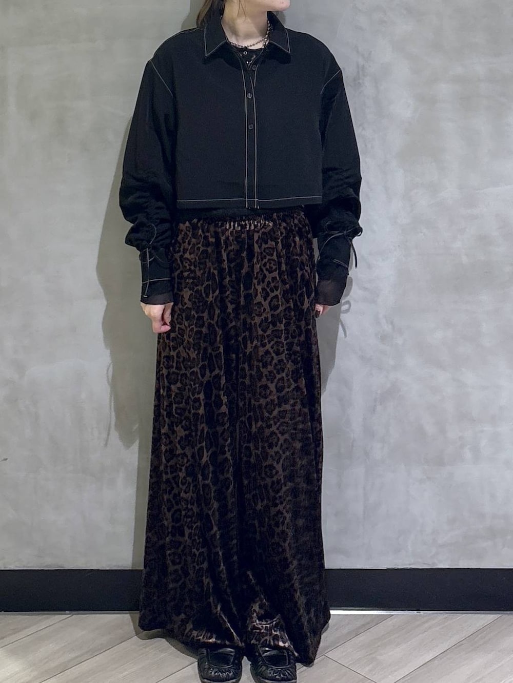 ブラック系のシャツ/ブラウス、ブラック系のその他トップス、その他のその他パンツを着用したレディースの夏コーディネートの2枚目の写真