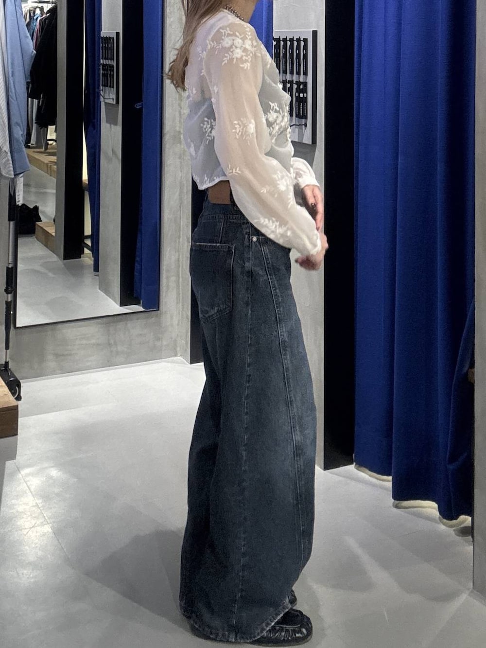 ブルー系のデニムパンツ、ホワイト系のシャツ/ブラウス、ブラック系のローファーを着用したレディースの秋コーディネートの7枚目の写真