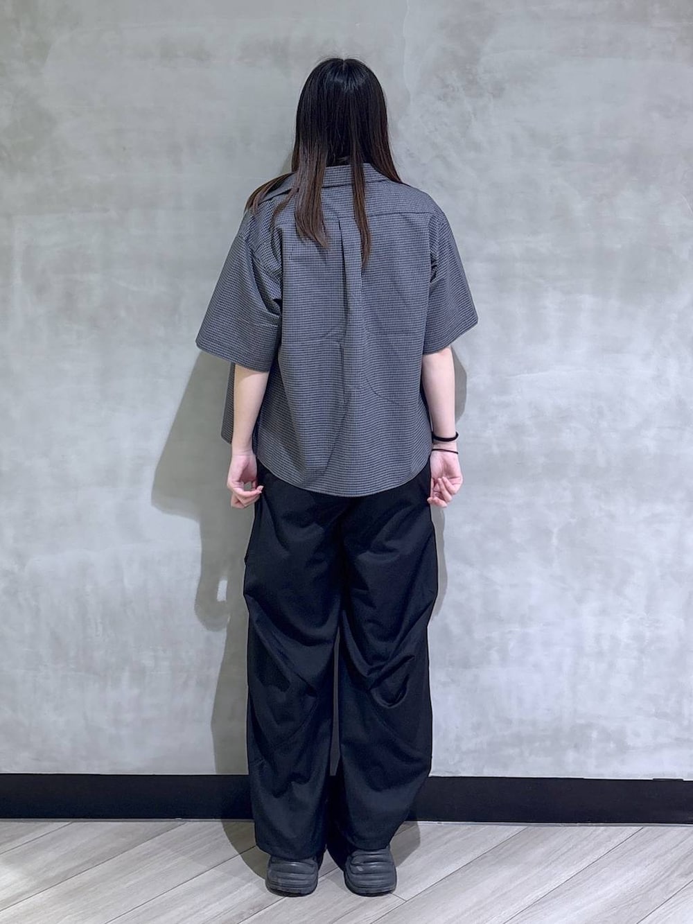 ブルー系のタンクトップ、ブルー系のシャツ/ブラウス、ブラック系のスニーカーを着用したレディースの夏コーディネートの5枚目の写真