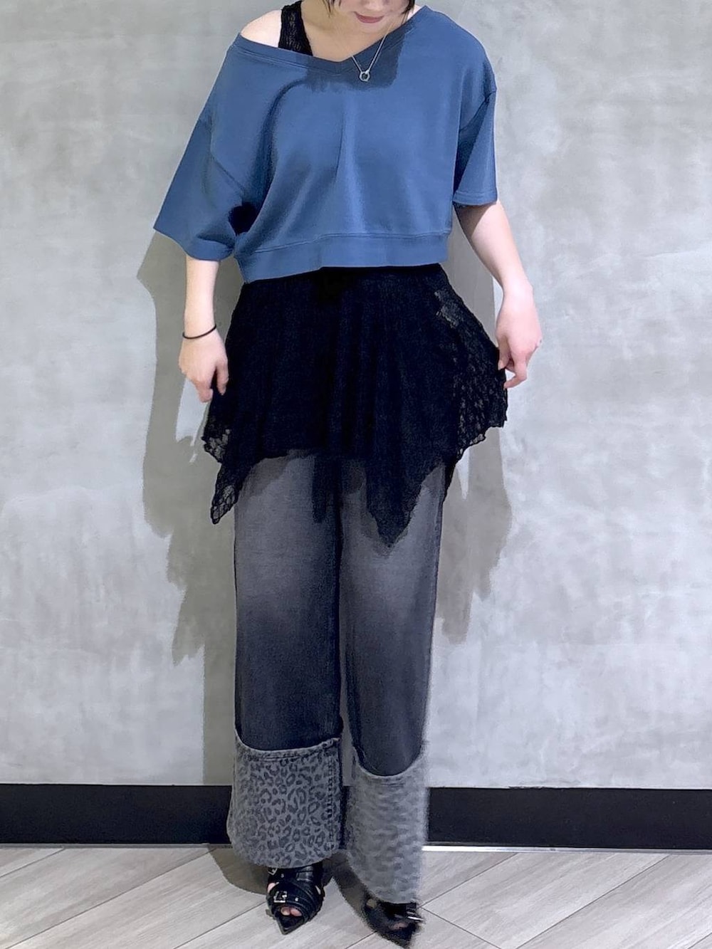 ブルー系のスウェット、ブラック系のサンダル、ブラック系のチュニックを着用したレディースの夏コーディネートの2枚目の写真