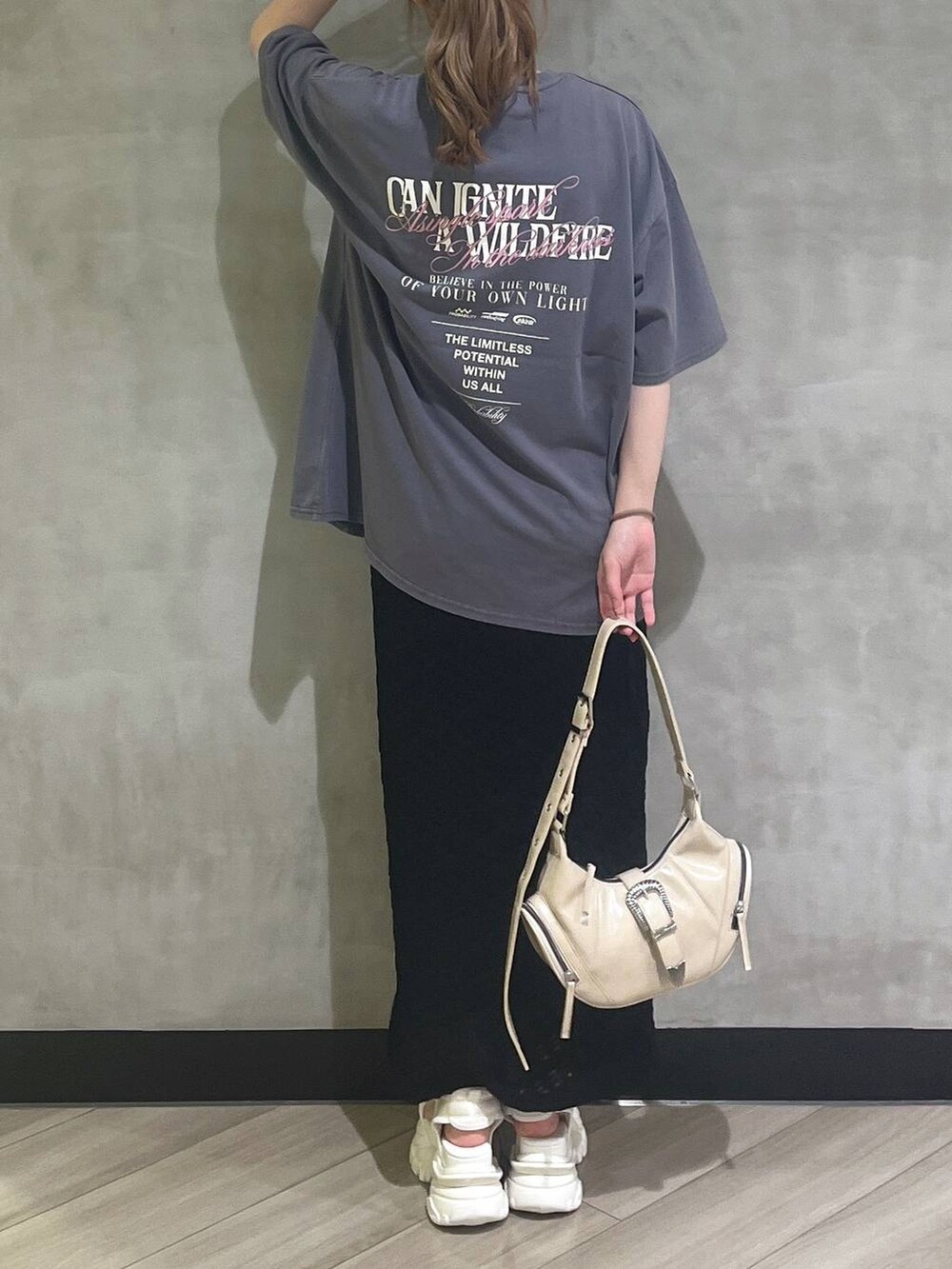 ホワイト系のサンダル、ブラック系のスカート、グレー系のTシャツ/カットソーを着用したレディースの夏コーディネートの5枚目の写真