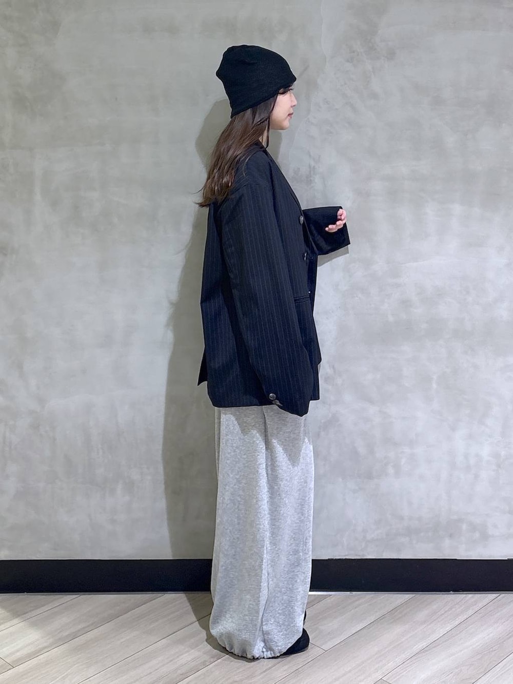 グレー系のスウェットパンツ、ブラック系のTシャツ/カットソー、ブラック系のモカシン/デッキシューズを着用したレディースの春コーディネートの5枚目の写真