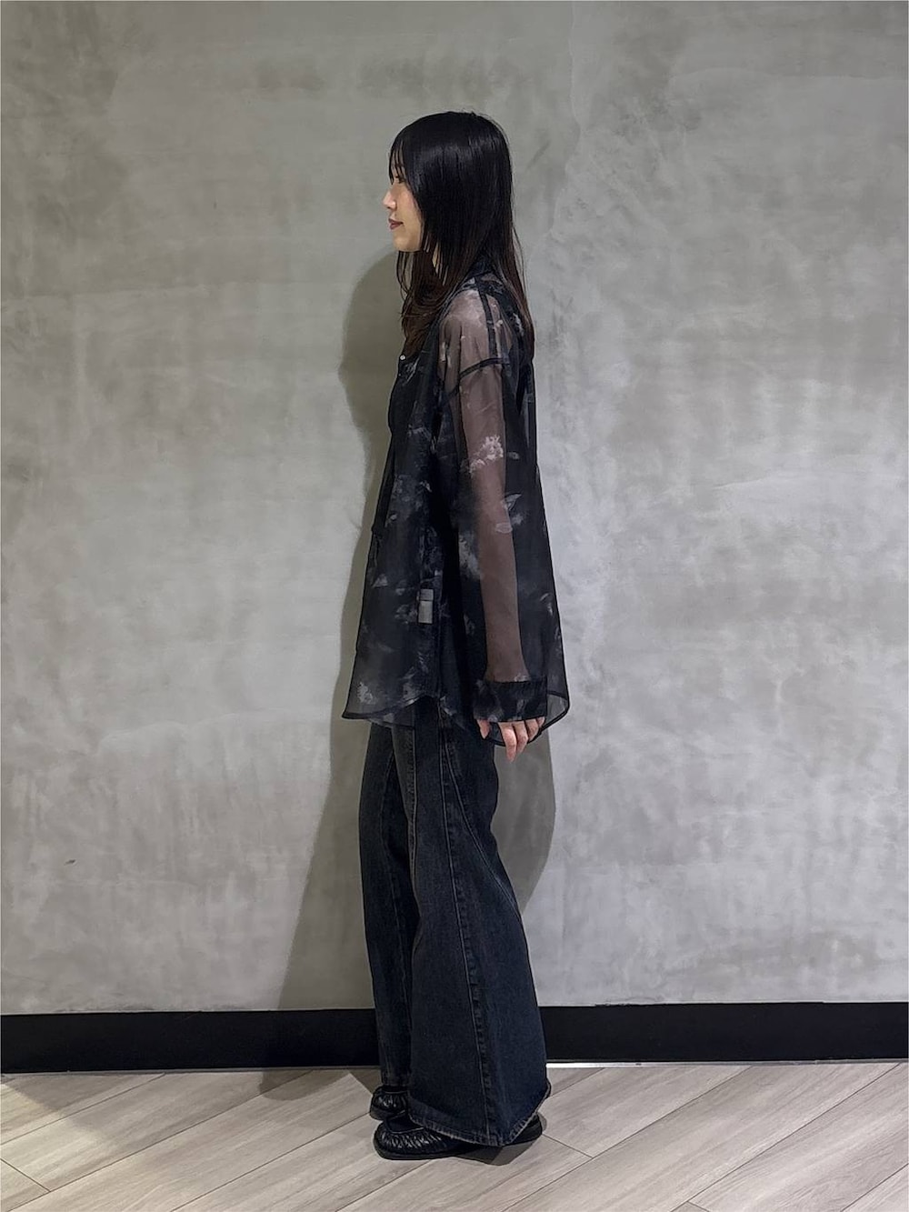 ブラック系のシャツ/ブラウス、ブルー系のデニムパンツ、ブラック系のタンクトップを着用したレディースの夏コーディネートの3枚目の写真