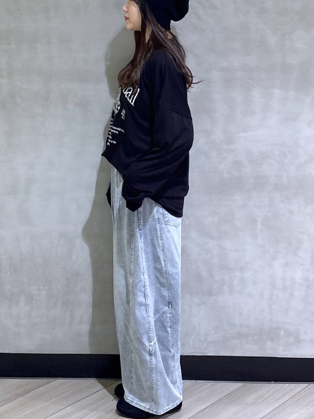 ブルー系のデニムパンツ、ブラック系のモカシン/デッキシューズ、ブラック系のTシャツ/カットソーを着用したレディースの春コーディネートの4枚目の写真