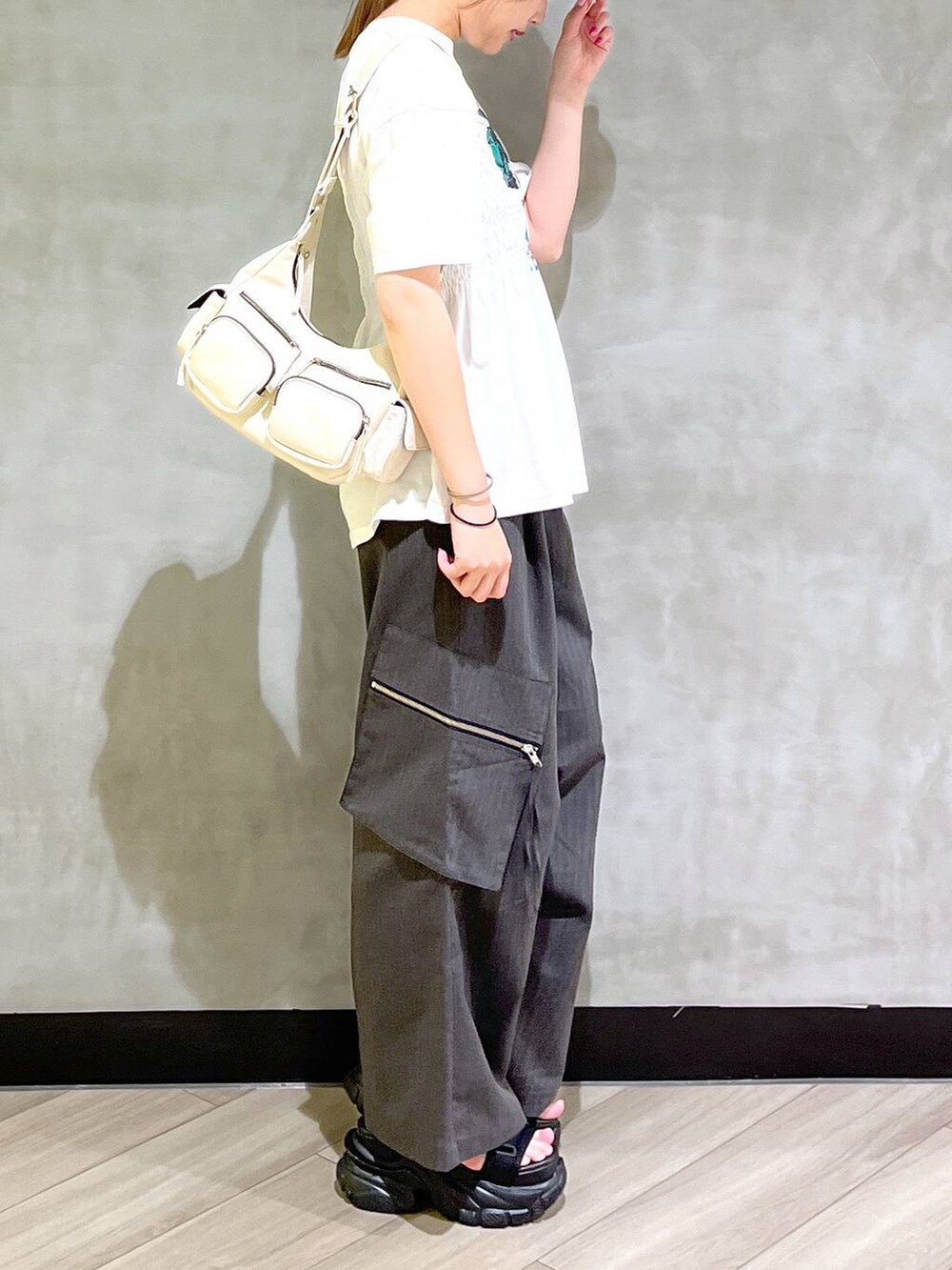 「韓国系、着痩せ、差し色コーデ、PAGEBOY、夏コーデ、ブルベ冬_PAGEBOY、楽ちんコーデ、カジュアル、Tシャツ」｜「PAGEBOYのTRカーゴスラックス（カーゴパンツ、グレー系）」を使った、まなさん（レディース・162cm）の夏コーディネートの7枚目の写真
