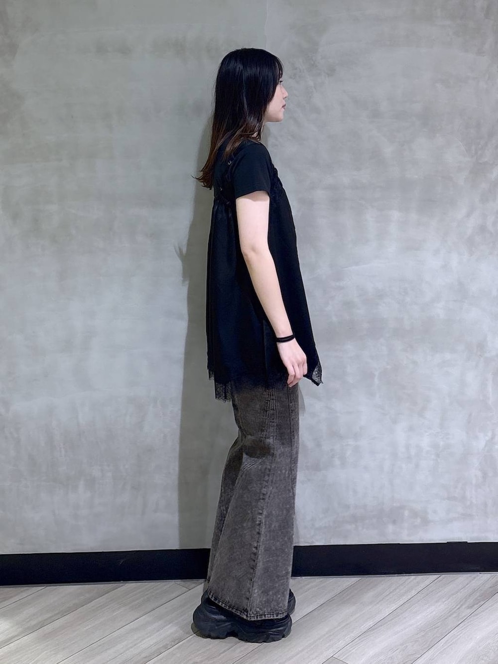 ブラック系のTシャツ/カットソー、ブラック系のデニムパンツ、ブラック系のサンダルを着用したレディースの夏コーディネートの6枚目の写真