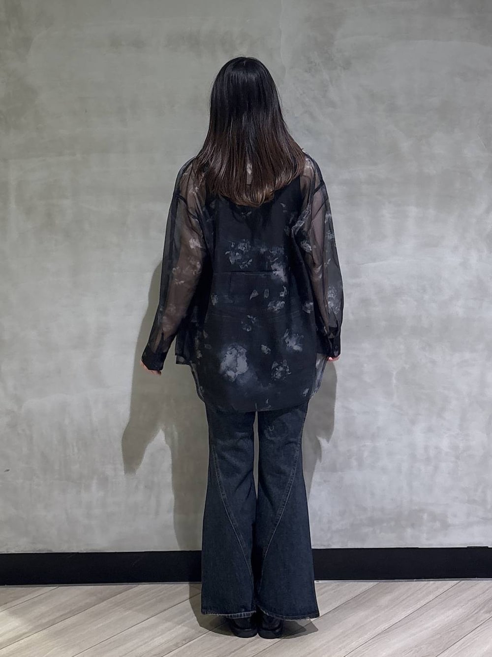 ブラック系のシャツ/ブラウス、ブルー系のデニムパンツ、ブラック系のタンクトップを着用したレディースの夏コーディネートの5枚目の写真