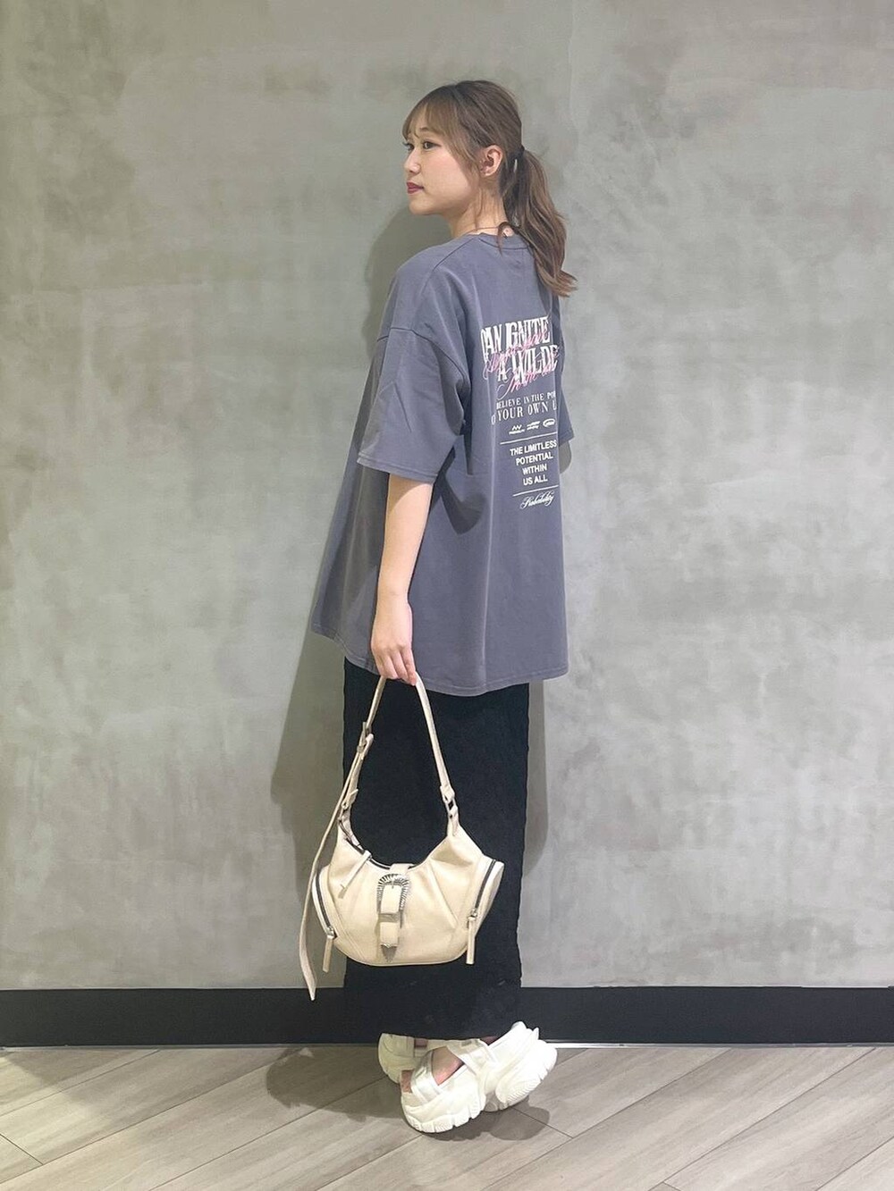 ホワイト系のサンダル、ブラック系のスカート、グレー系のTシャツ/カットソーを着用したレディースの夏コーディネートの8枚目の写真