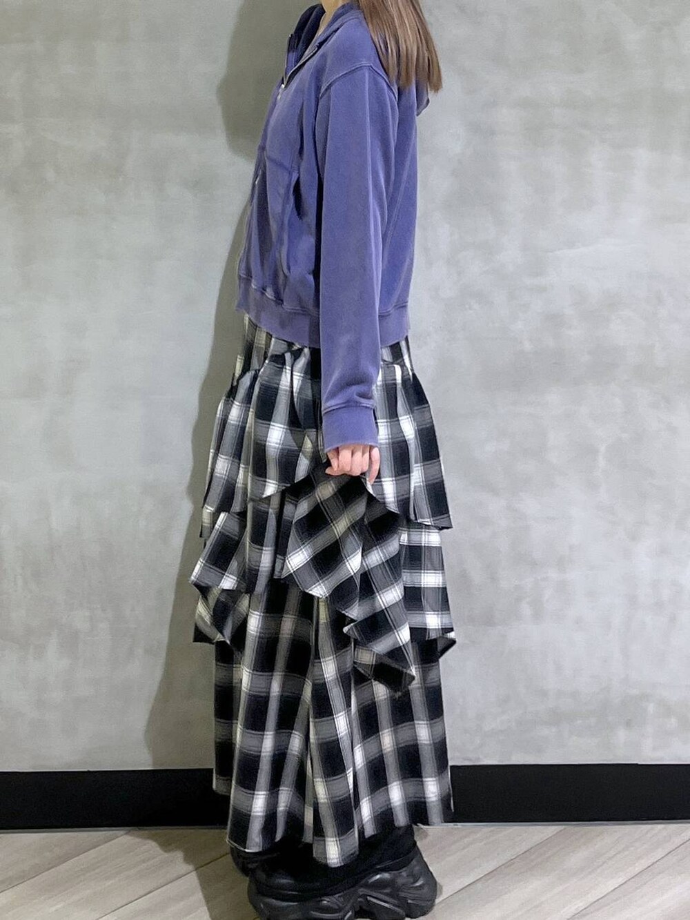 ブラック系のブーツ、ブルー系のパーカーを着用したレディースの秋コーディネートの4枚目の写真