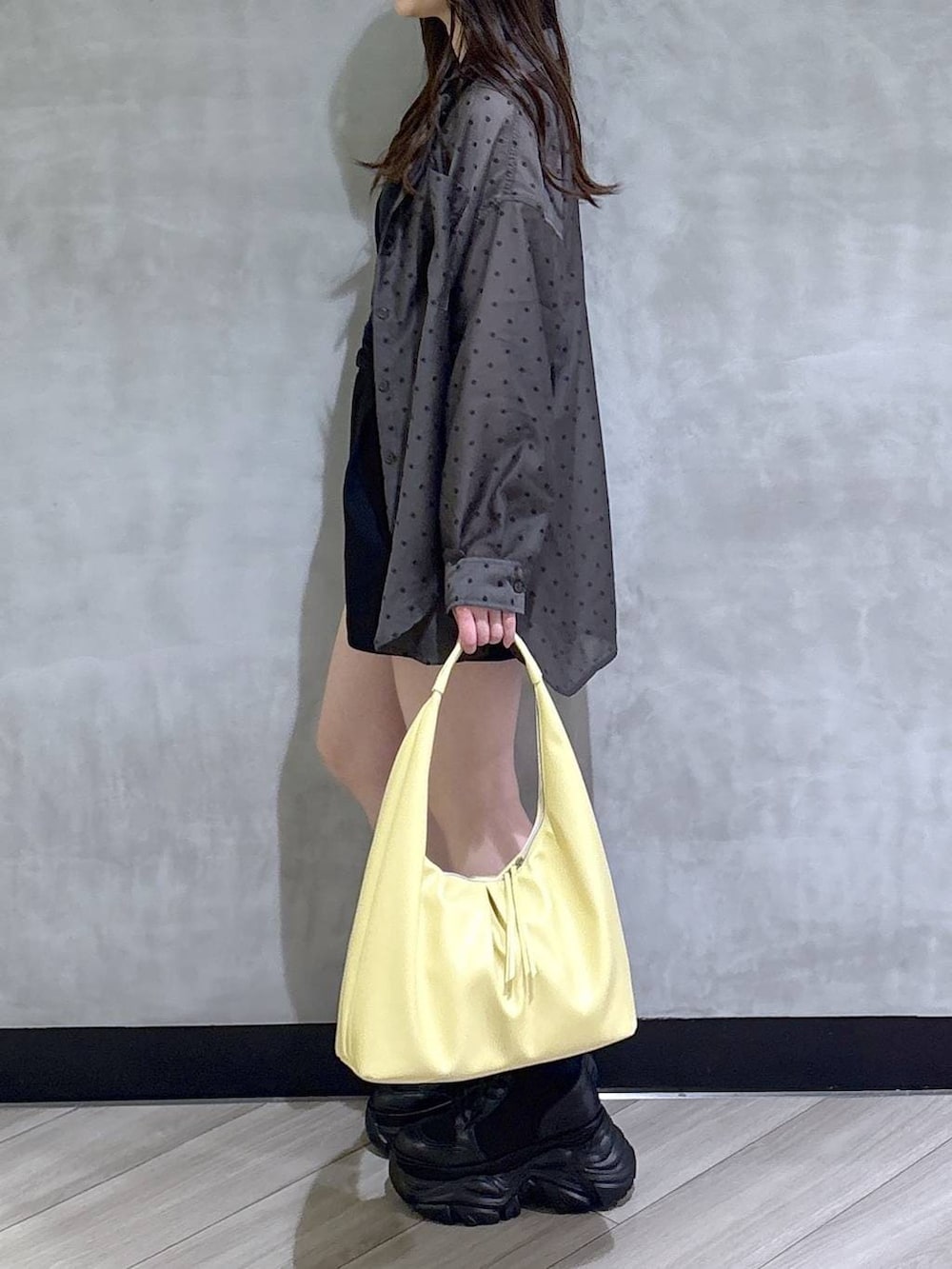 ブラック系のブーツ、ブラック系のスラックス、その他のシャツ/ブラウスを着用したレディースの春コーディネートの4枚目の写真