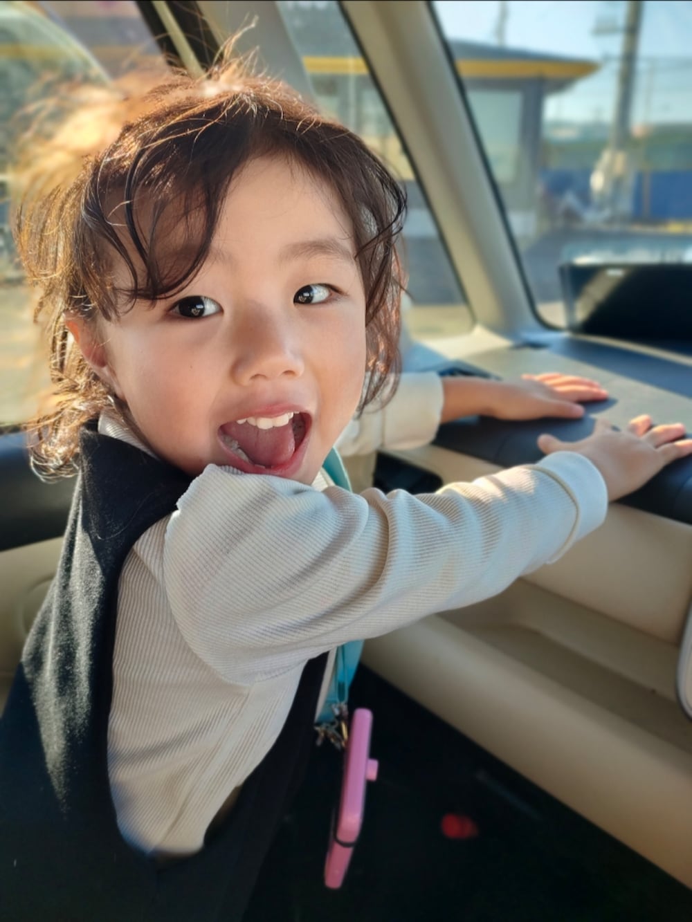 ホワイト系のスリッポン、ブラウン系のスリッポン、ブラック系のワンピースを着用したレディースの冬コーディネートの3枚目の写真