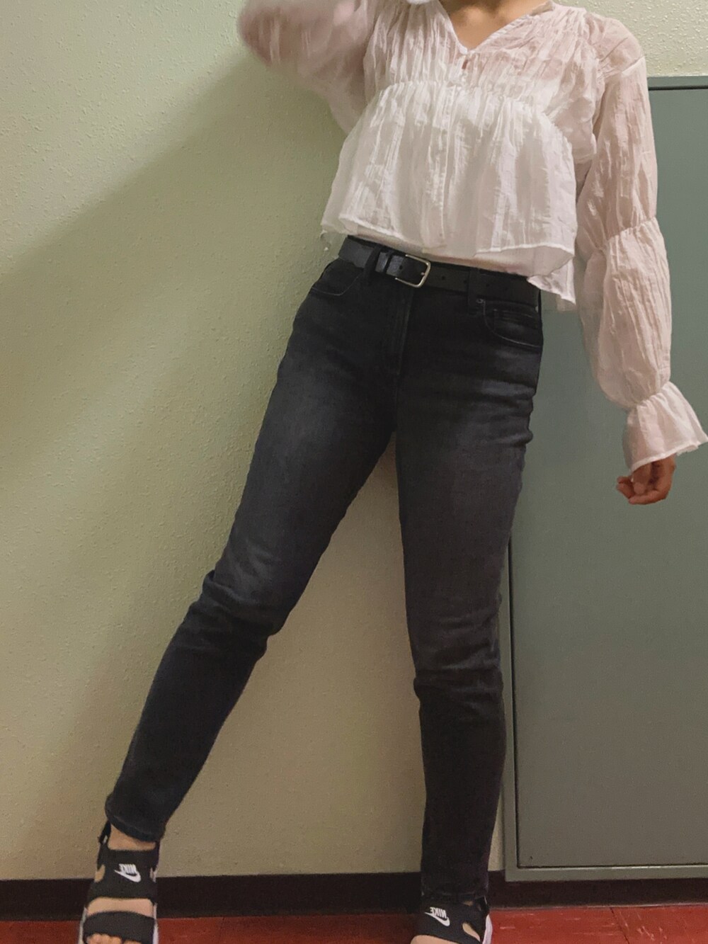 ホワイト系のシャツ/ブラウス、ベージュ系のキャミソール、ブルー系のデニムパンツを着用したレディースの秋コーディネートの2枚目の写真