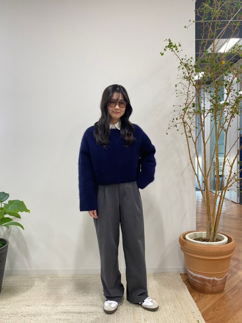 グリーン系のサングラスを着用したレディースの秋コーディネートの2枚目の写真