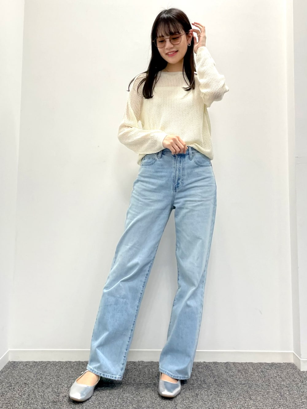 ブラウン系のサングラスを着用したレディースの春コーディネートの2枚目の写真