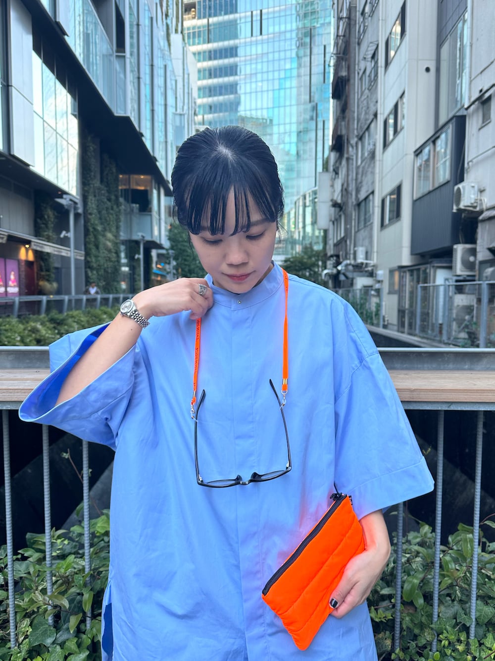 ブラック系のサングラスを着用したレディースの秋コーディネートの2枚目の写真