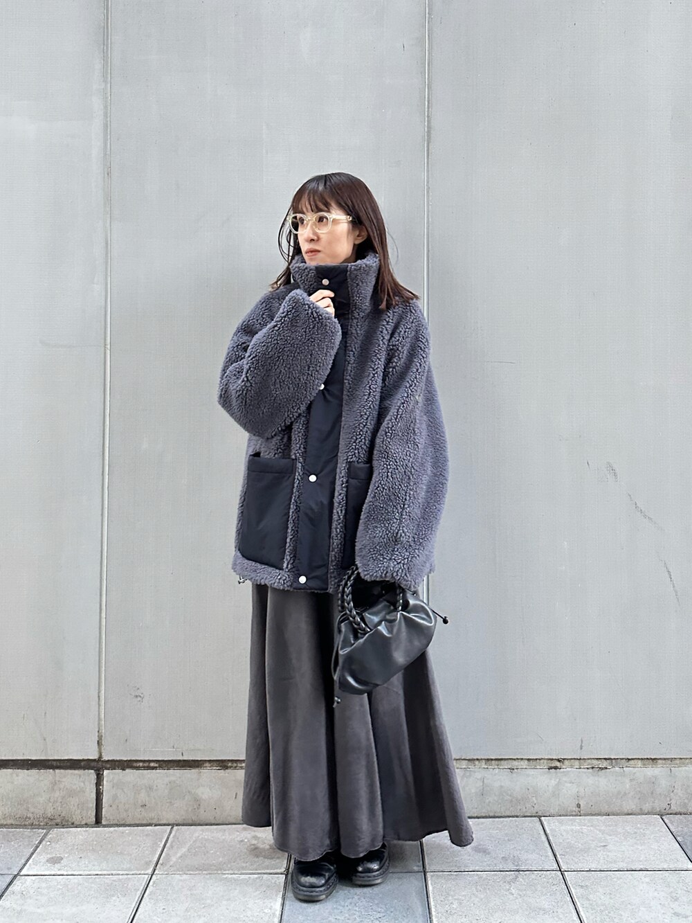 イエロー系のメガネを着用したレディースの秋コーディネートの2枚目の写真