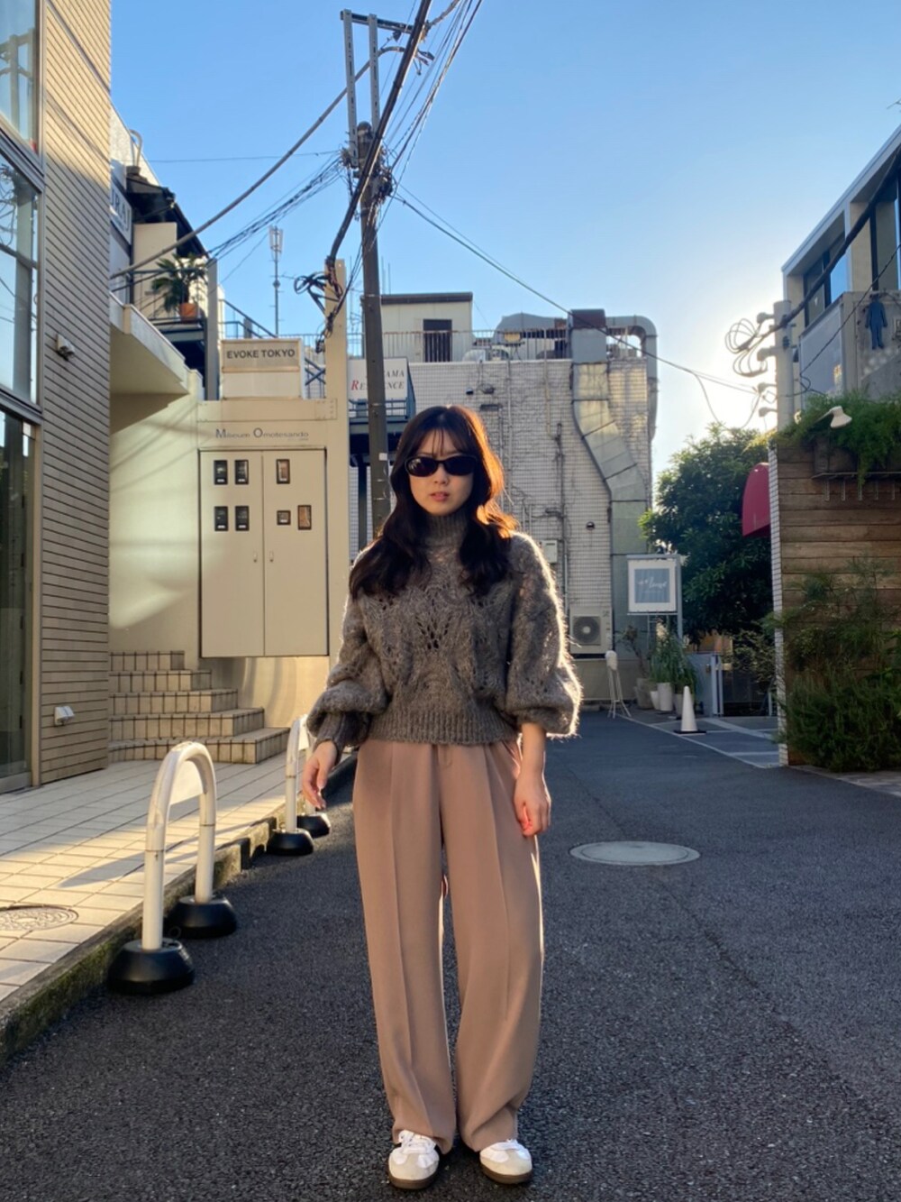 ブラウン系のサングラスを着用したレディースの秋コーディネートの2枚目の写真