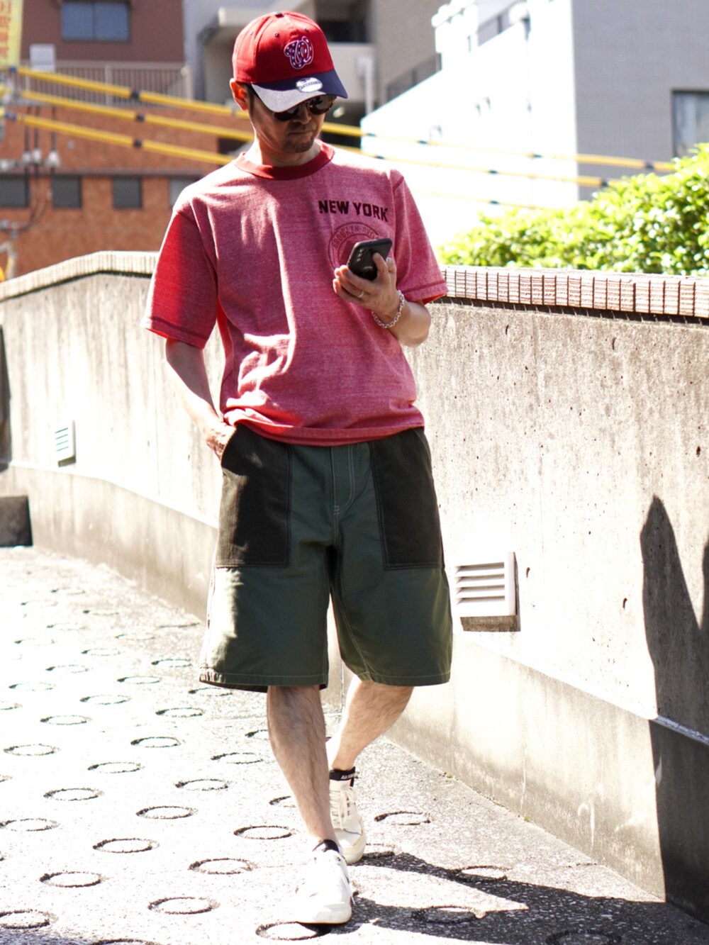 レッド系のTシャツ/カットソーを着用したメンズの夏コーディネートの2枚目の写真