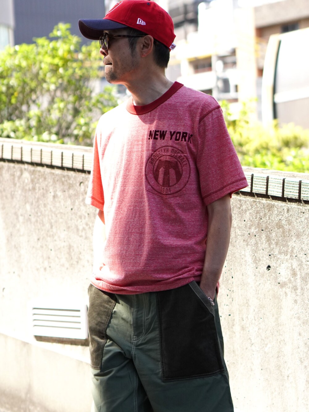 レッド系のTシャツ/カットソーを着用したメンズの夏コーディネートの3枚目の写真