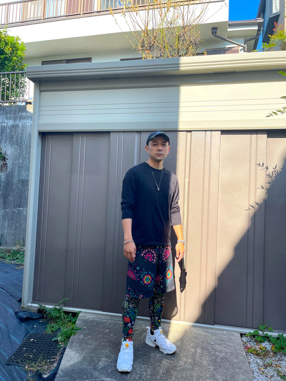 ホワイト系のTシャツ/カットソー、ホワイト系のスニーカー、その他のその他パンツを着用したメンズの秋コーディネートの2枚目の写真