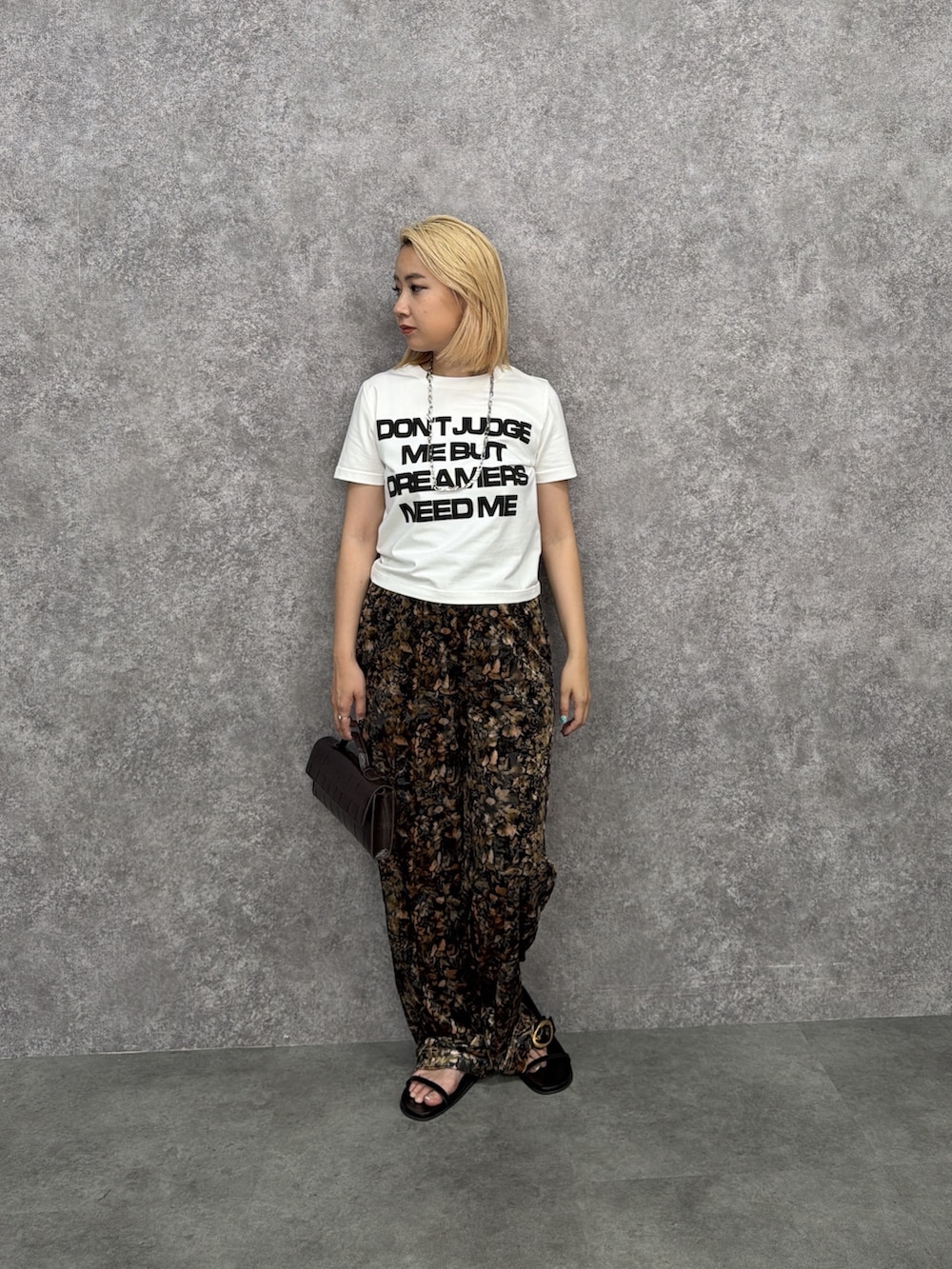 ホワイト系のTシャツ/カットソー、ブラウン系のパンツを着用したレディースの夏コーディネートの2枚目の写真