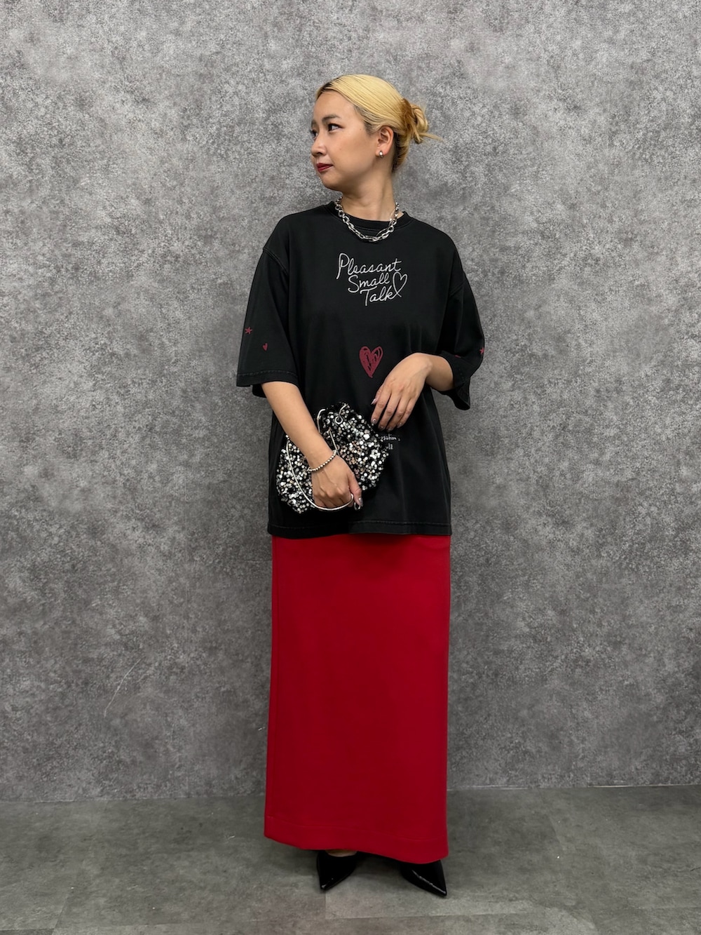 ブラック系のTシャツ/カットソー、レッド系のスカートを着用したレディースの夏コーディネートの2枚目の写真