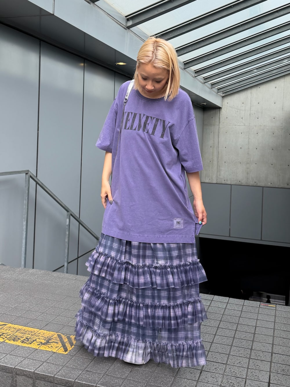 パープル系のその他トップス、ピンク系のワンピースを着用したレディースの夏コーディネートの3枚目の写真