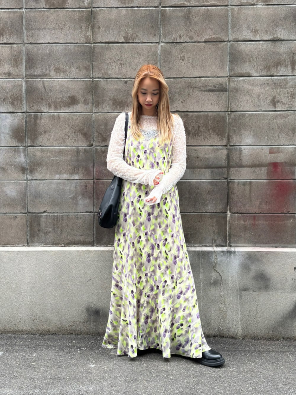 グリーン系のワンピース、ホワイト系のTシャツ/カットソーを着用したレディースの春コーディネートの2枚目の写真