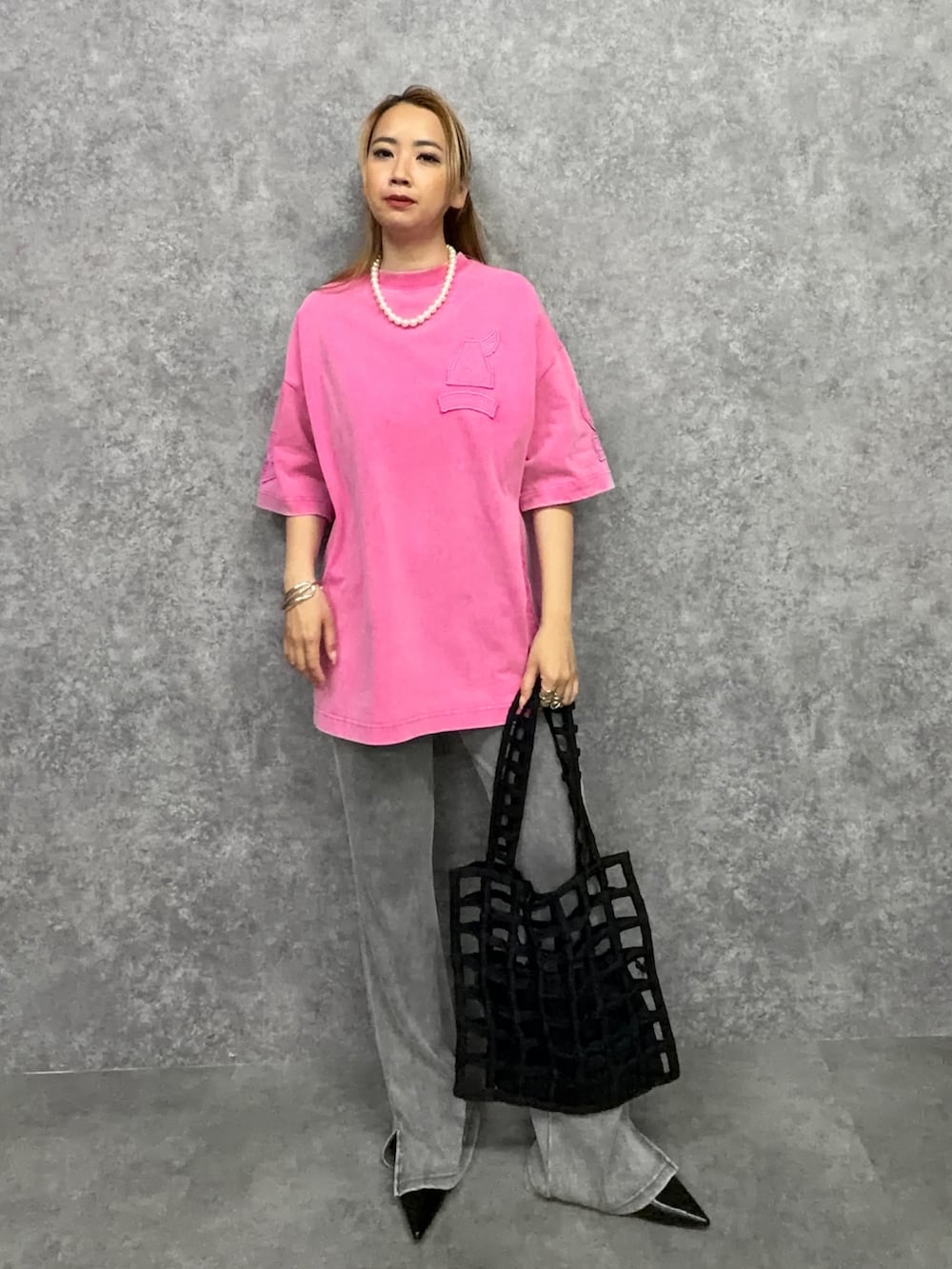 ピンク系のTシャツ/カットソー、ブラック系のその他パンツを着用したレディースの春コーディネートの2枚目の写真