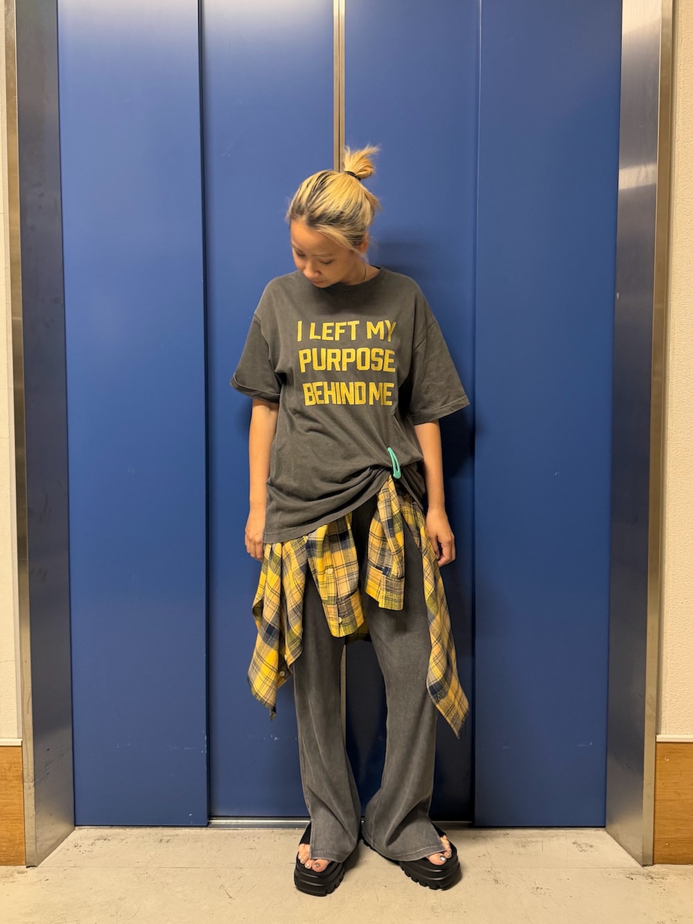 グレー系のTシャツ/カットソー、グレー系のその他パンツを着用したレディースの夏コーディネートの6枚目の写真