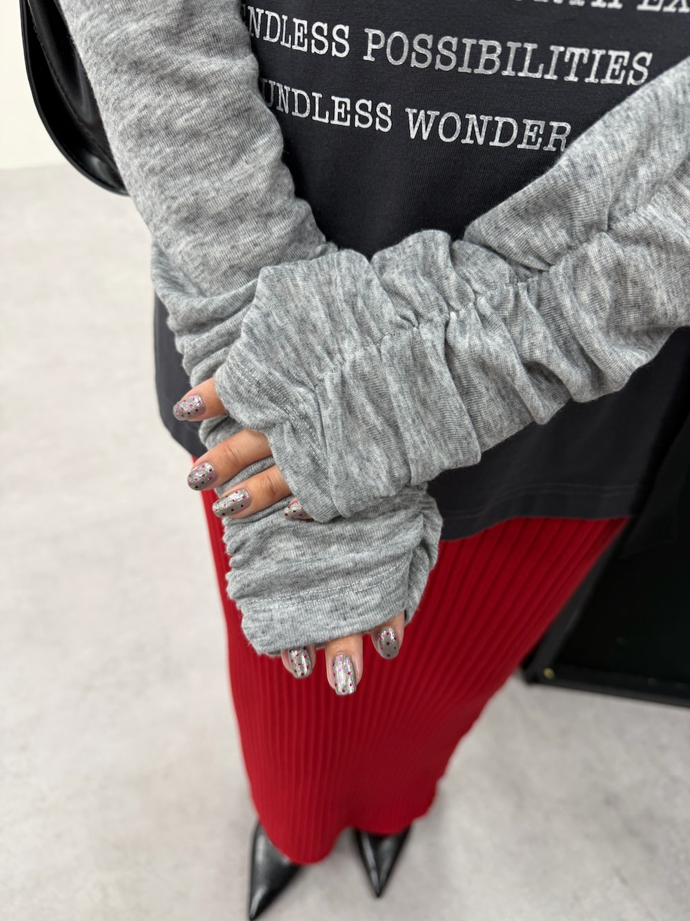 グレー系のTシャツ/カットソー、レッド系のスカートを着用したレディースの夏コーディネートの6枚目の写真