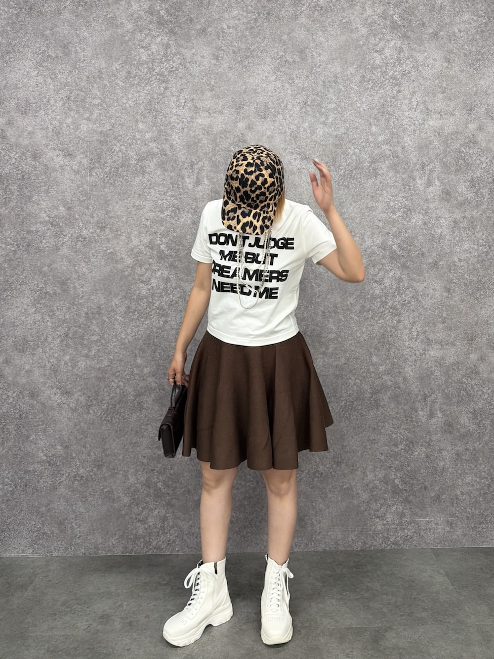 ホワイト系のTシャツ/カットソー、ブラウン系のスカートを着用したレディースの夏コーディネートの3枚目の写真