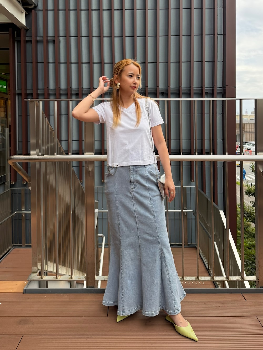 ホワイト系のTシャツ/カットソー、ブルー系のスカートを着用したレディースの春コーディネートの2枚目の写真