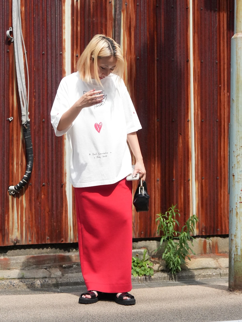 ホワイト系のTシャツ/カットソー、イエロー系のスカートを着用したレディースの夏コーディネートの3枚目の写真