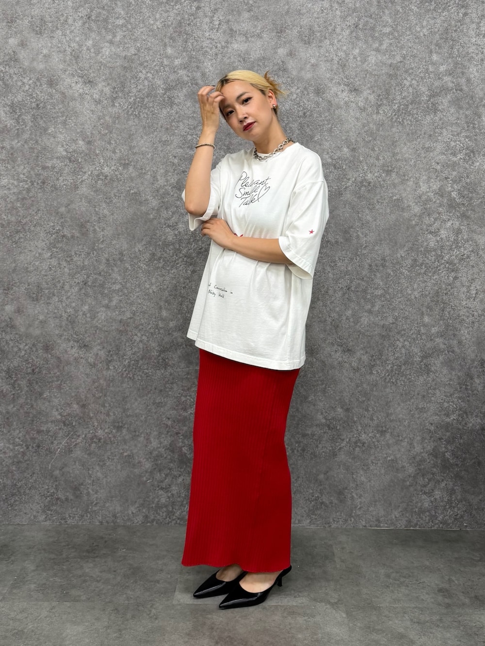 ホワイト系のTシャツ/カットソー、イエロー系のスカートを着用したレディースの夏コーディネートの4枚目の写真