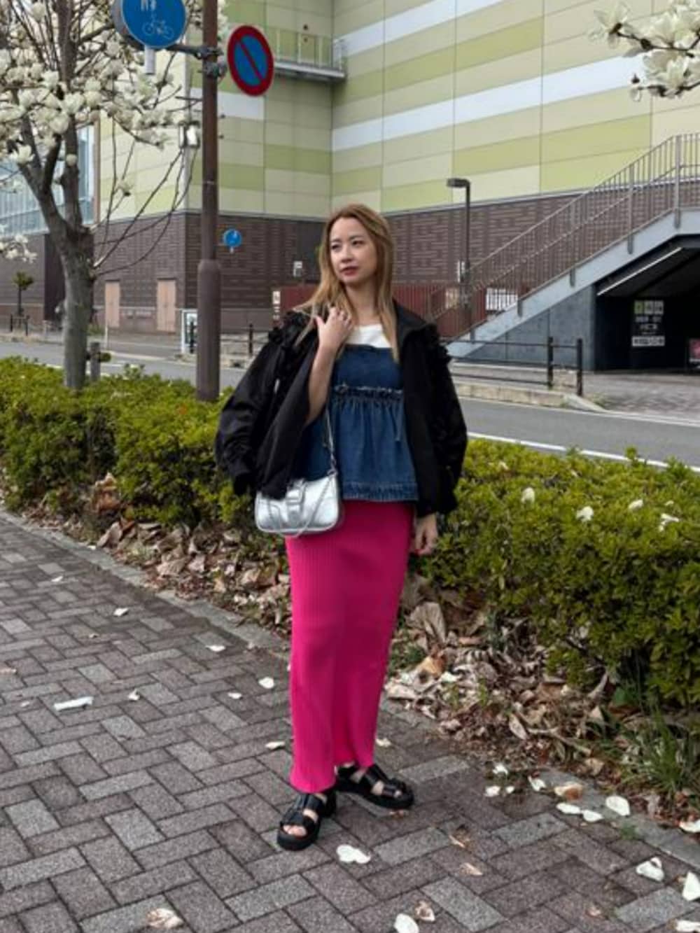 ブルー系のキャミソール、ブルー系のデニムパンツ、ホワイト系のTシャツ/カットソーを着用したレディースの春コーディネートの2枚目の写真