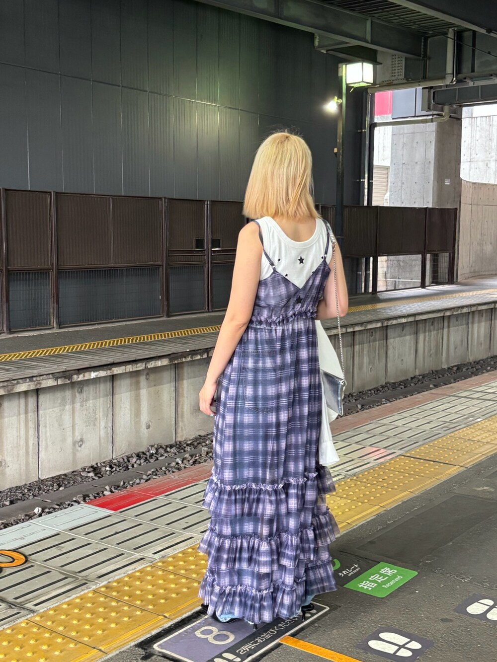 ピンク系のワンピース、ホワイト系のシャツ/ブラウス、ホワイト系のキャミソールを着用したレディースの夏コーディネートの4枚目の写真