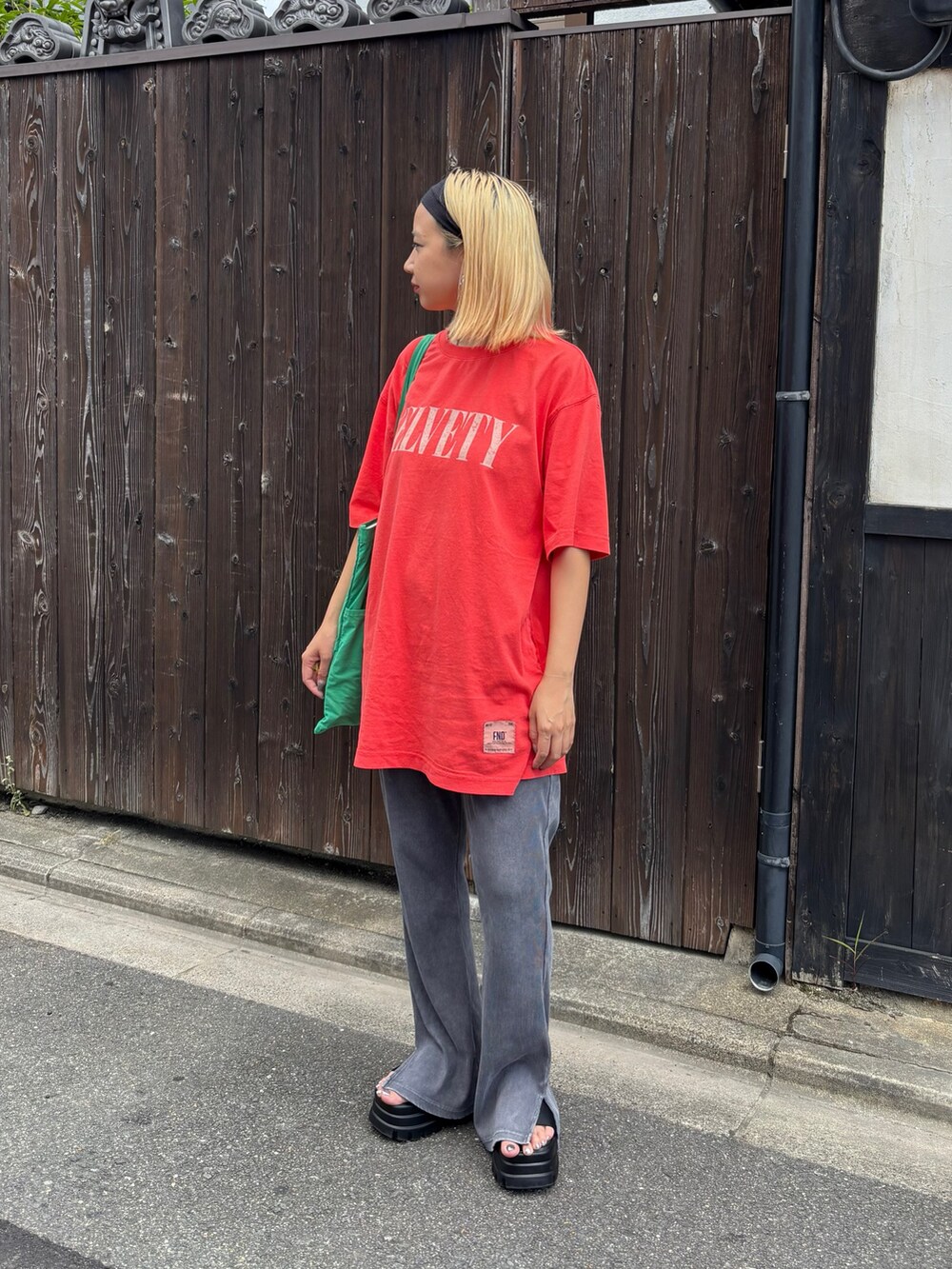 レッド系のその他トップス、ブラック系のその他パンツを着用したレディースの夏コーディネートの3枚目の写真