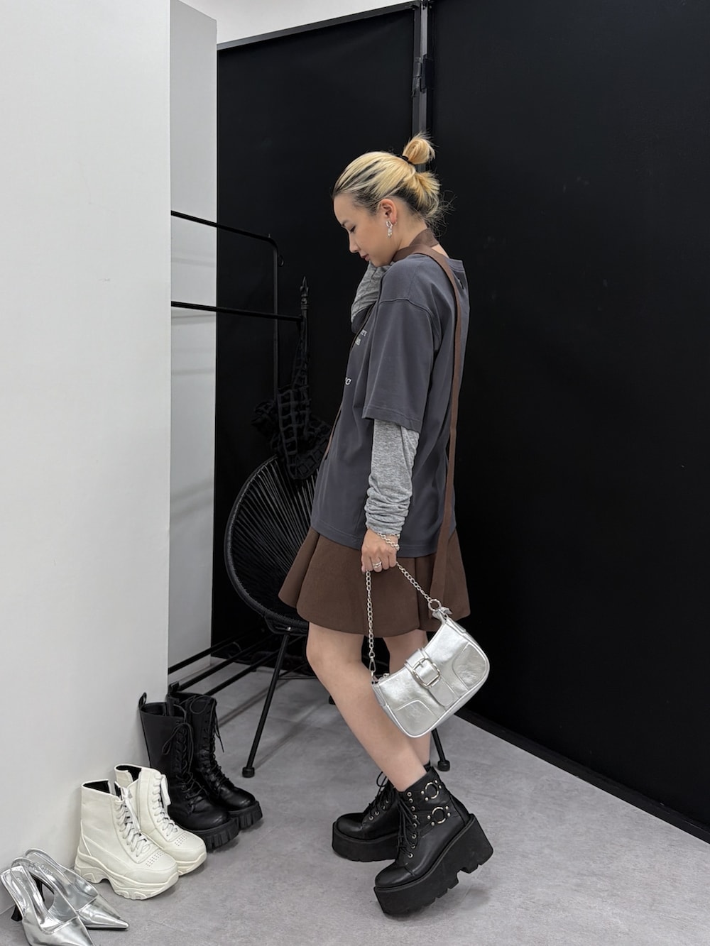 グレー系のTシャツ/カットソー、ブラウン系のスカートを着用したレディースの夏コーディネートの5枚目の写真